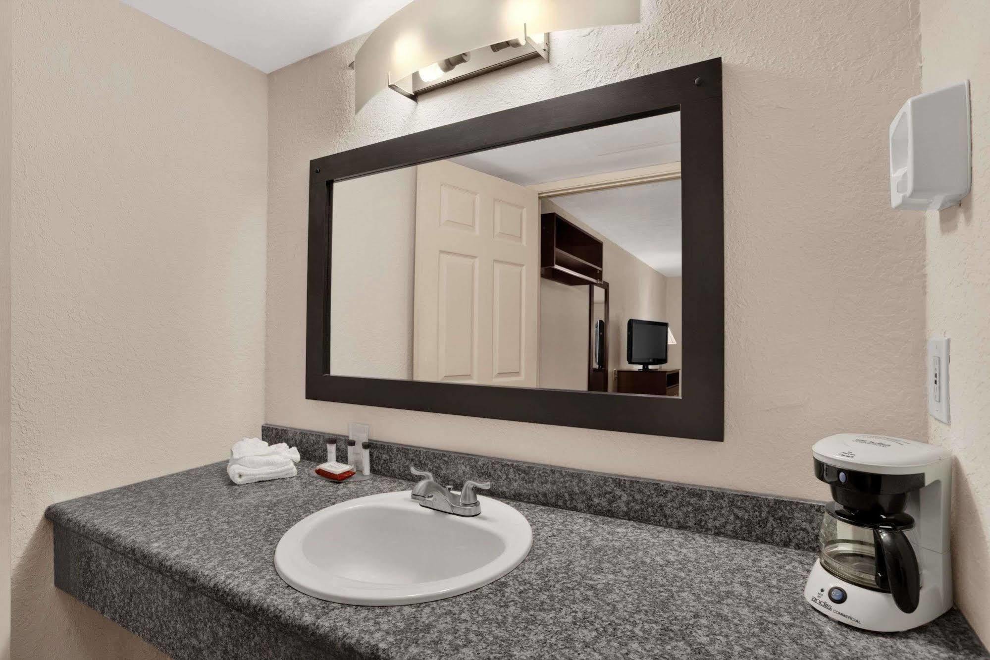 Ramada Limited Clearwater Hotel And Suites Buitenkant foto